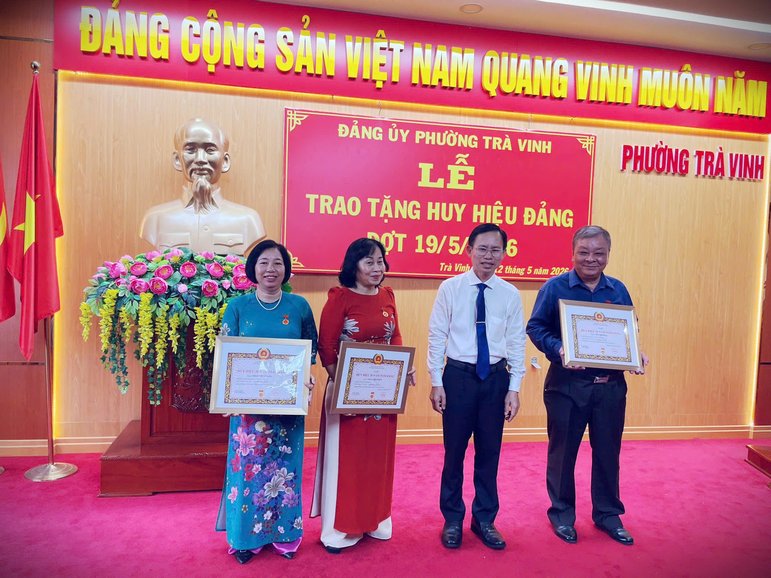 Phường Trà Vinh tổ chức trao tặng tặng huy hiệu Đảng đợt 19/5/2026