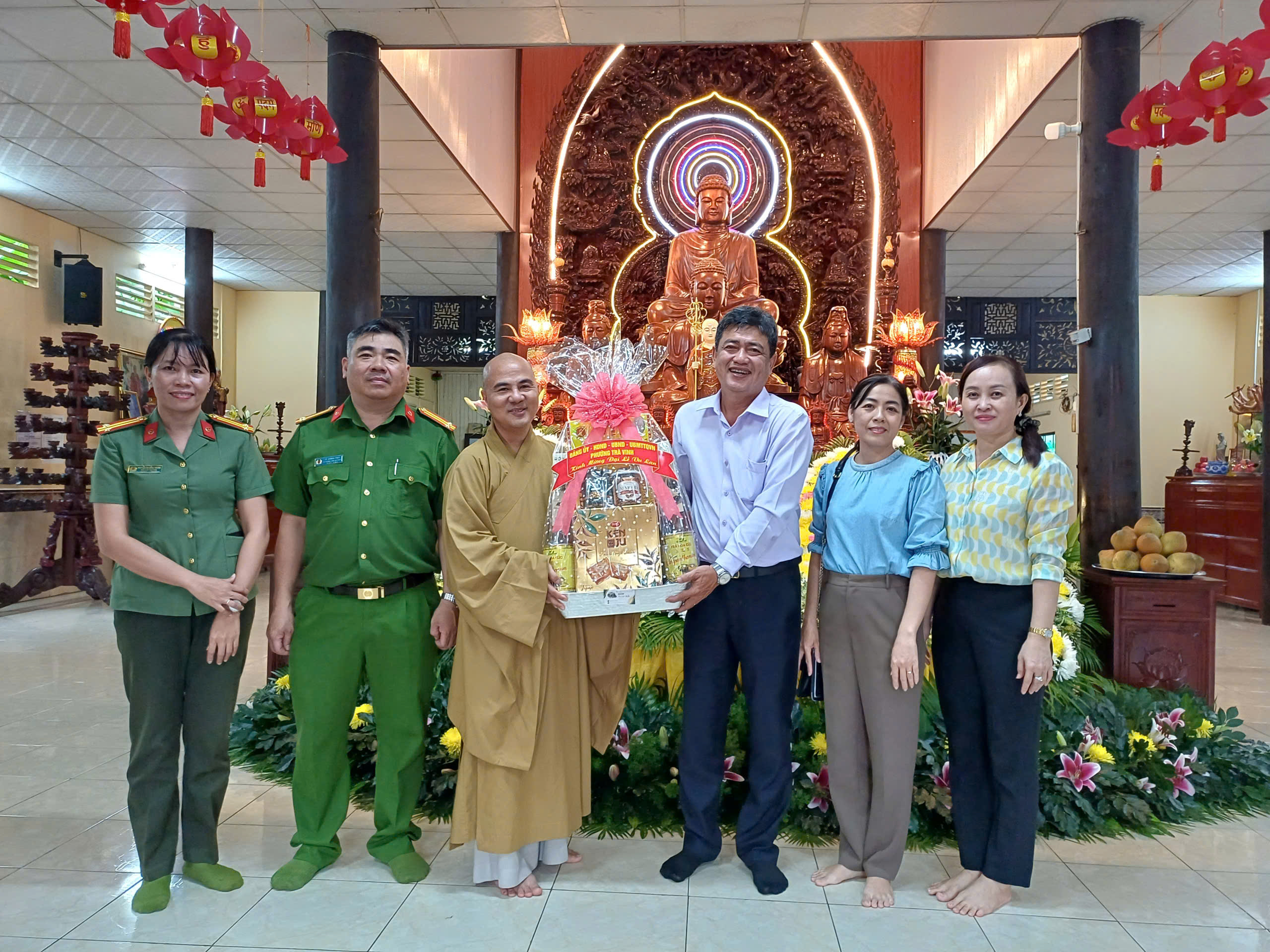 Đồng chí Dương Hiền Hải Đăng- Bí thư Đảng Uỷ-Chủ tịch HĐND phường Trà Vinh thăm, chúc mừng các chùa Nhân dịp lễ Vu lan báo hiếu - Rằm tháng 7/2025