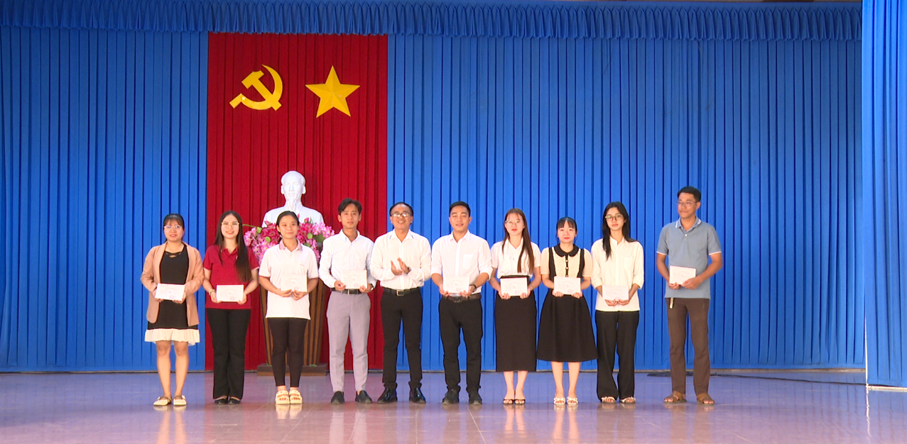 Bế giảng Lớp bồi dưỡng lý luận chính trị cho Đảng viên mới (Lớp 1) năm 2025