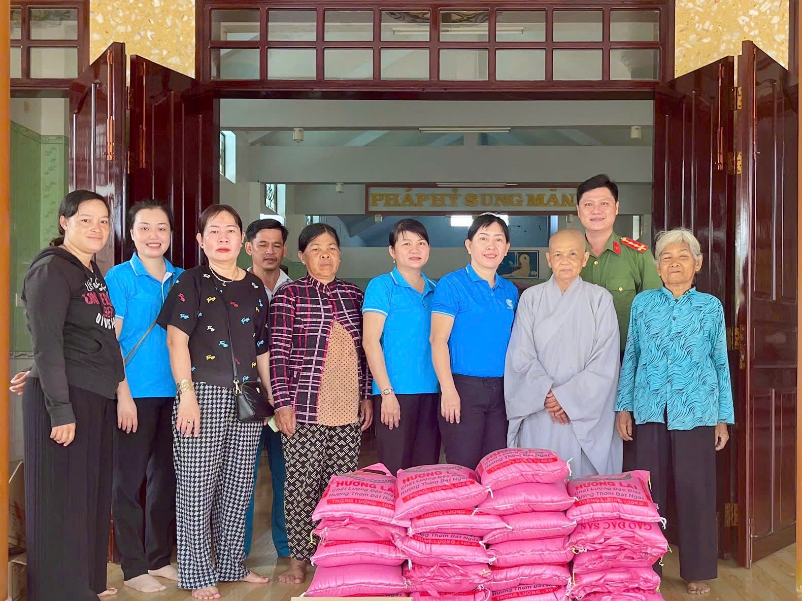 Trao 100 phần quà hỗ trợ hộ dân khó khăn, tăng cường gắn kết giữa Chính quyền và Nhân dân