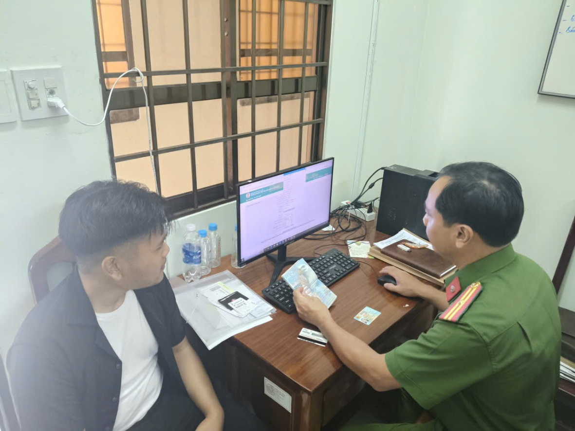 Công an phường Trà Vinh hướng dẫn khai báo tạm trú cho người nước ngoài