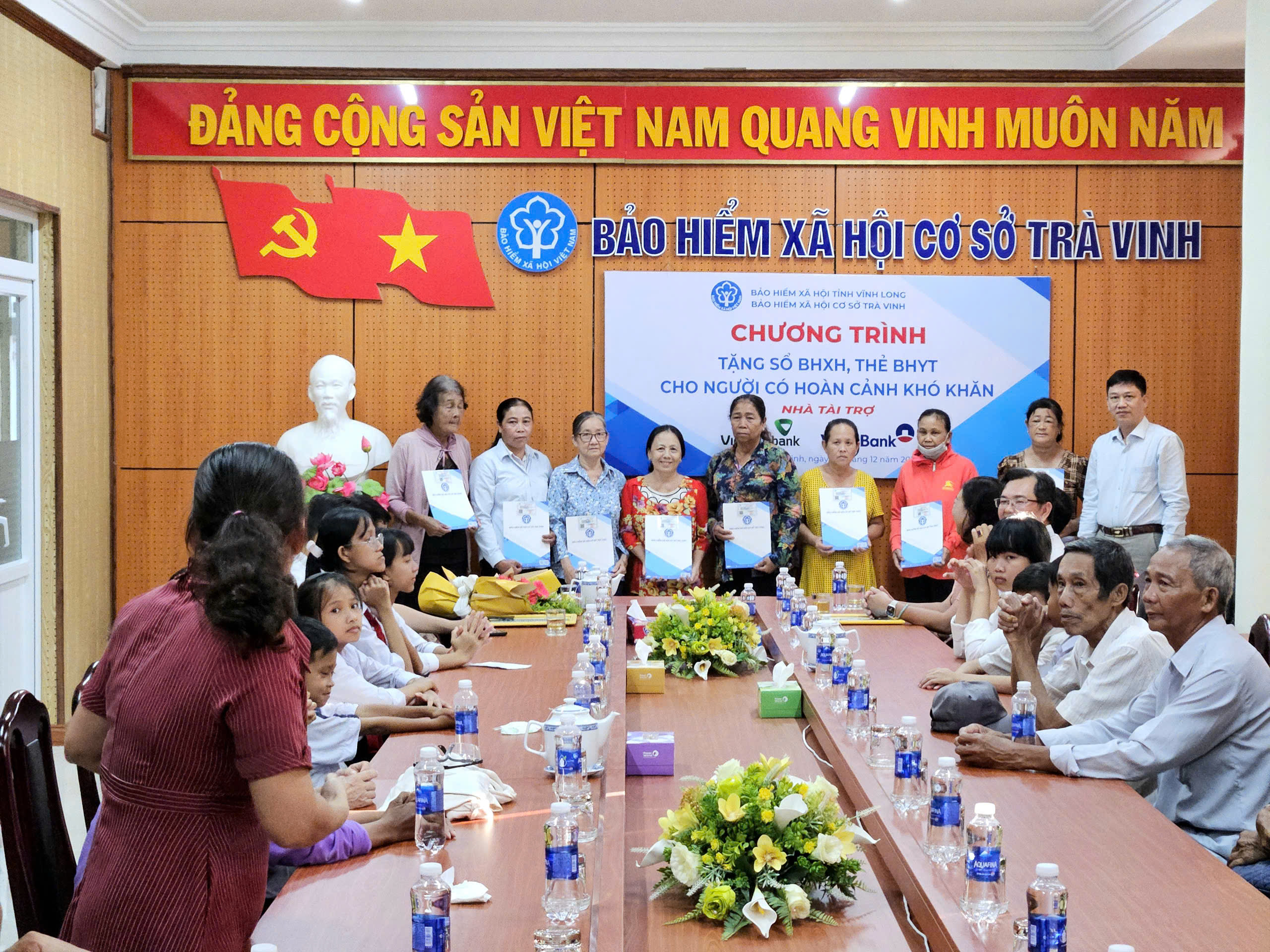 Phường Trà Vinh tặng thẻ BHYT cho người có hoàn cảnh khó khăn