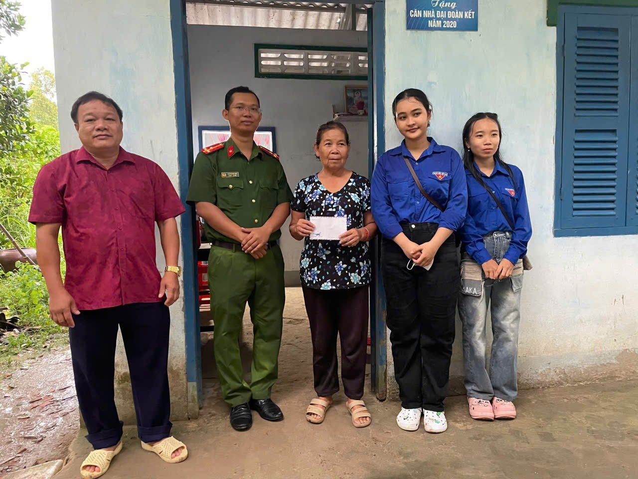 Công an phường Trà Vinh tổ chức thăm, tặng quà cho người có hoàn cảnh khó khăn nhân dịp Lễ Sêne Đôlta năm 2025