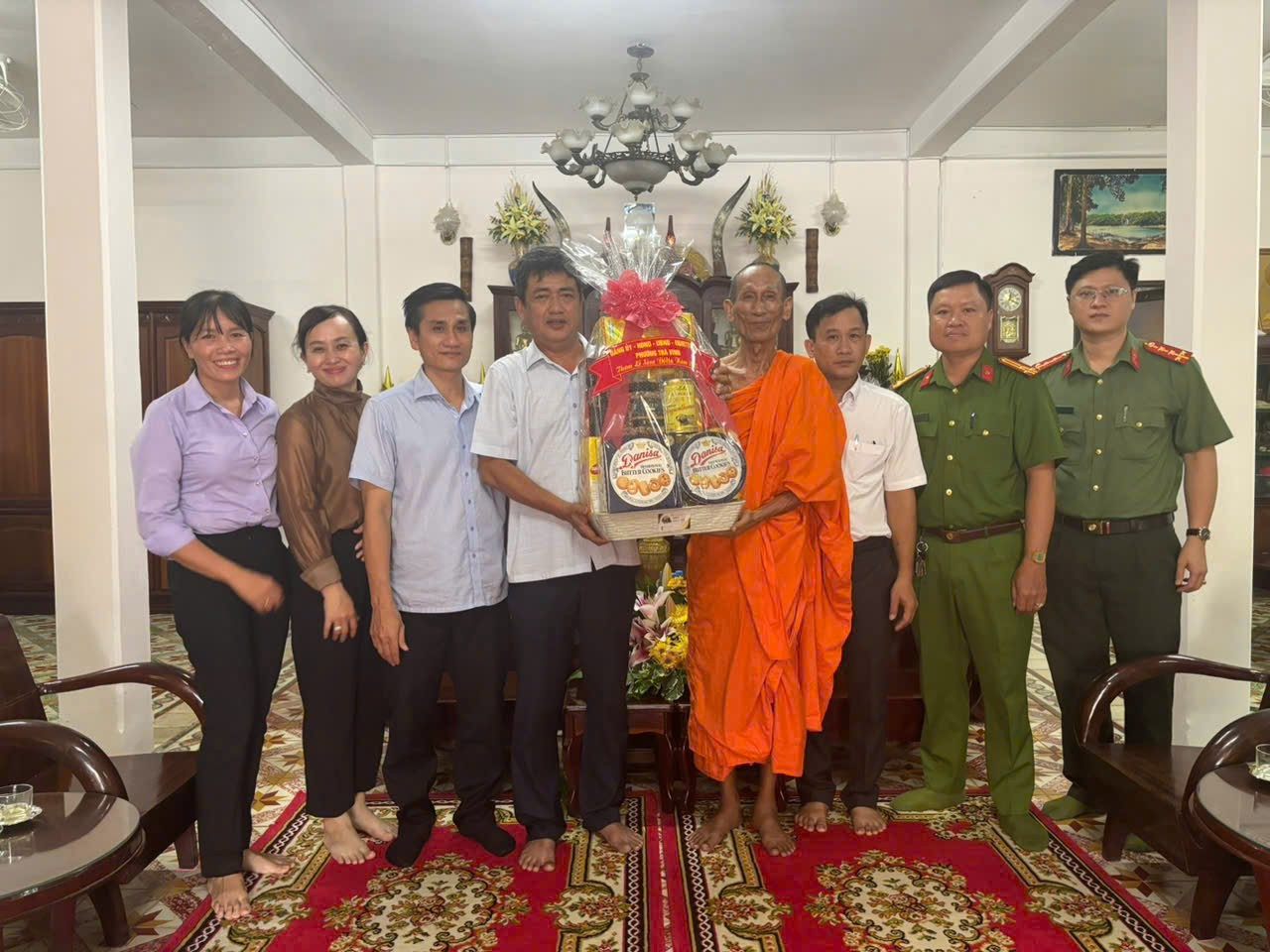 Công an phường Trà Vinh tham gia thăm, Tặng quà nhân dịp lễ Sêne Đôlta năm 2025