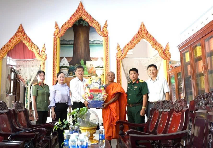 Lãnh đạo phường Trà Vinh thăm, chúc mừng các chùa nam tông Khmer trên địa bàn phường nhân dịp Tết cổ truyền Chôl Chnăm Thmây năm 2026