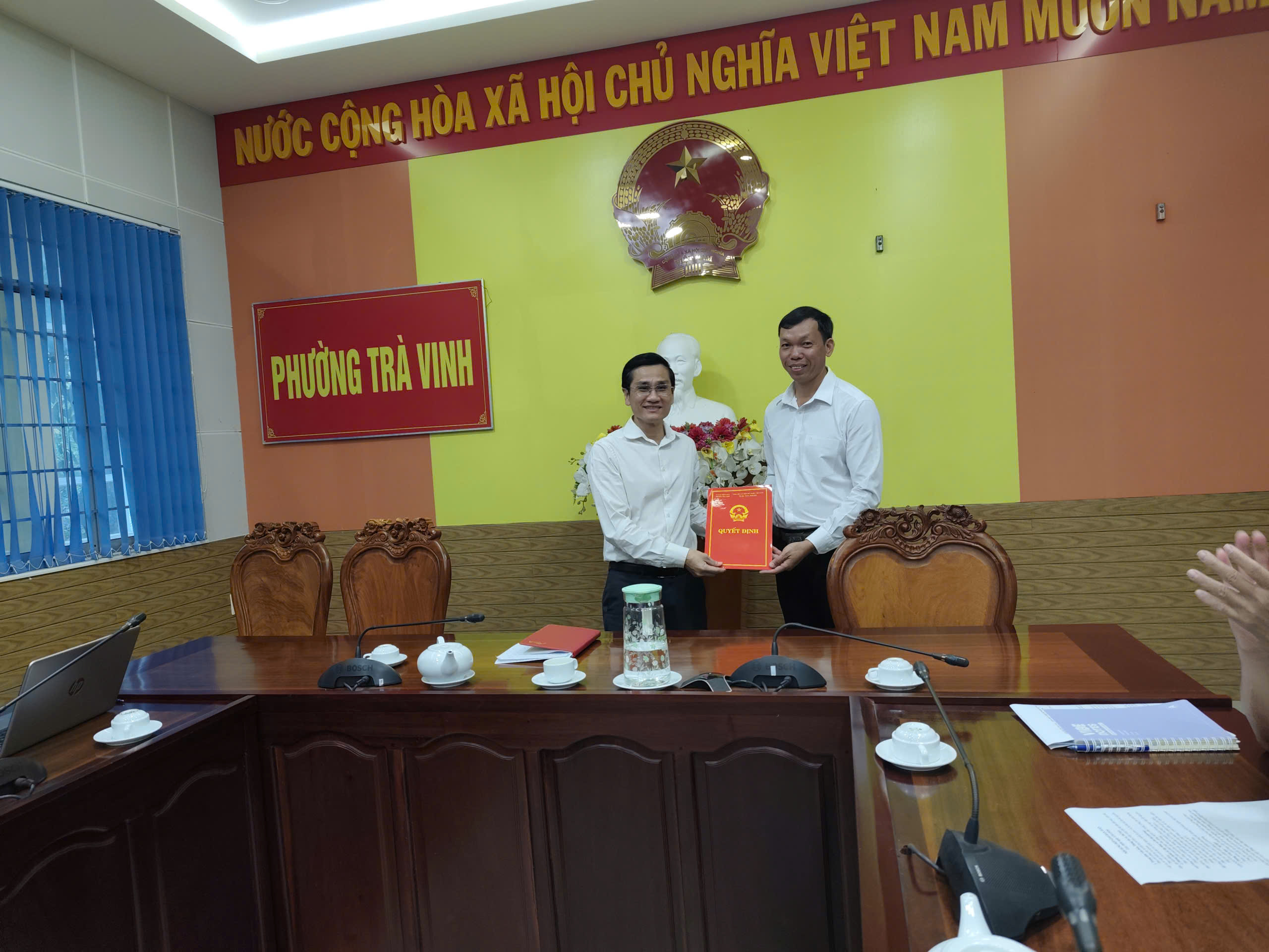 UỶ BAN NHÂN DÂN PHƯỜNG TRÀ VINH TỔ CHỨC CÔNG BỐ QUYẾT ĐỊNH VỀ BỔ NHIỆM CÔNG CHỨC