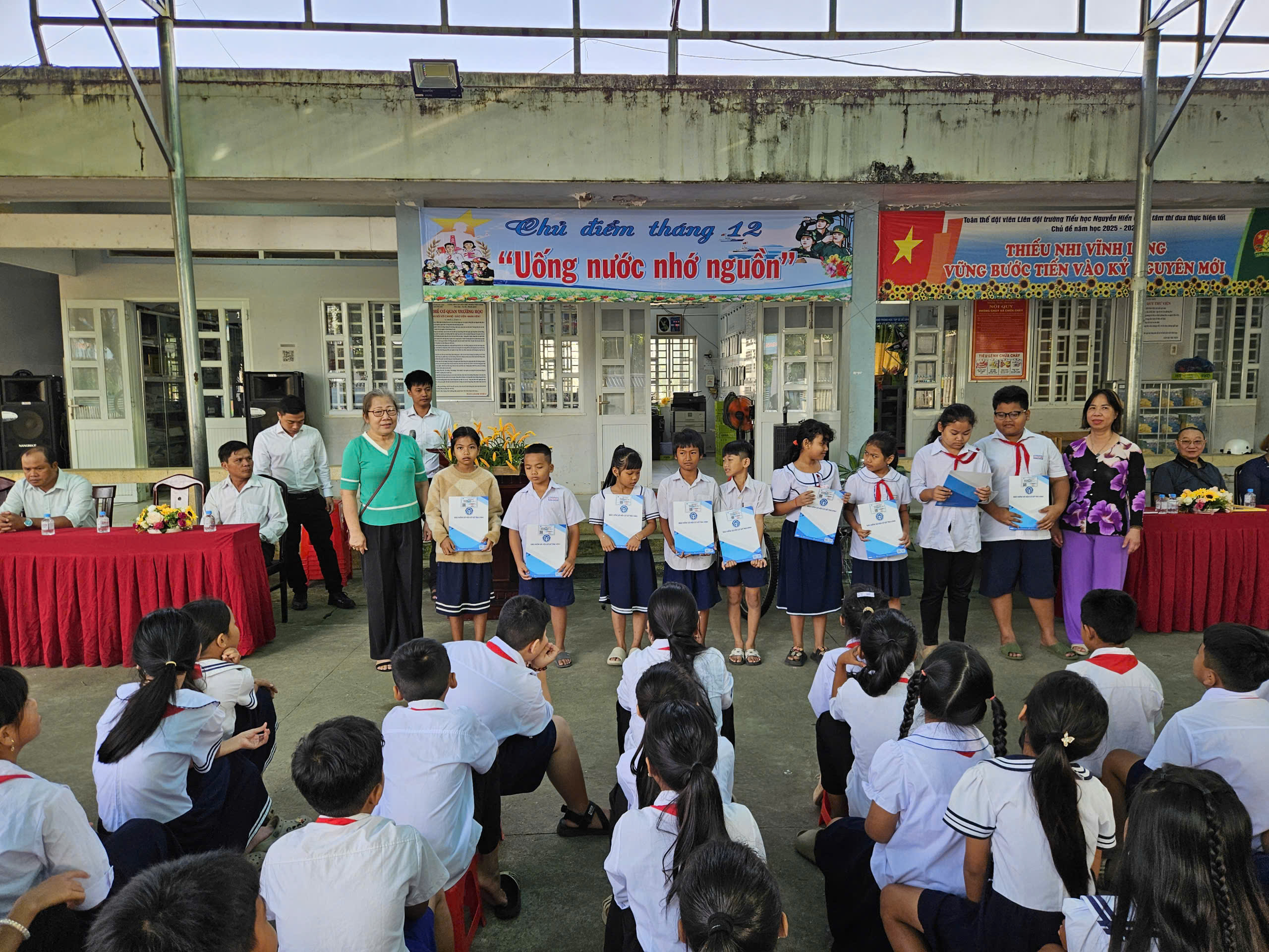 Trường tiểu học Nguyễn Hiền tặng thẻ bảo hiểm y tế cho học sinh có hoàn cảnh khó khăn