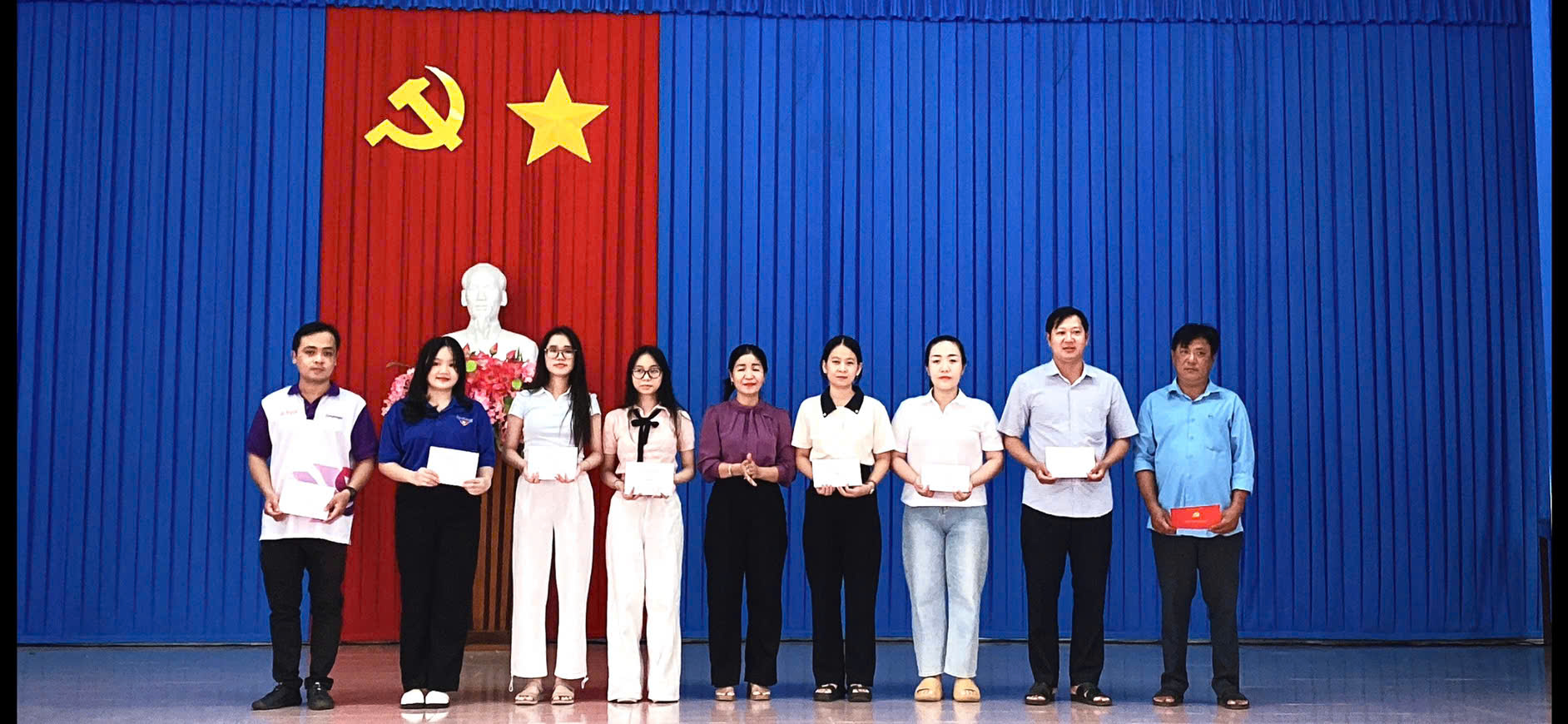 Trung tâm Chính trị phường Trà Vinh Bế Giảng Lớp Bồi Dưỡng Nhận Thức Về Đảng Khóa I Năm 2025