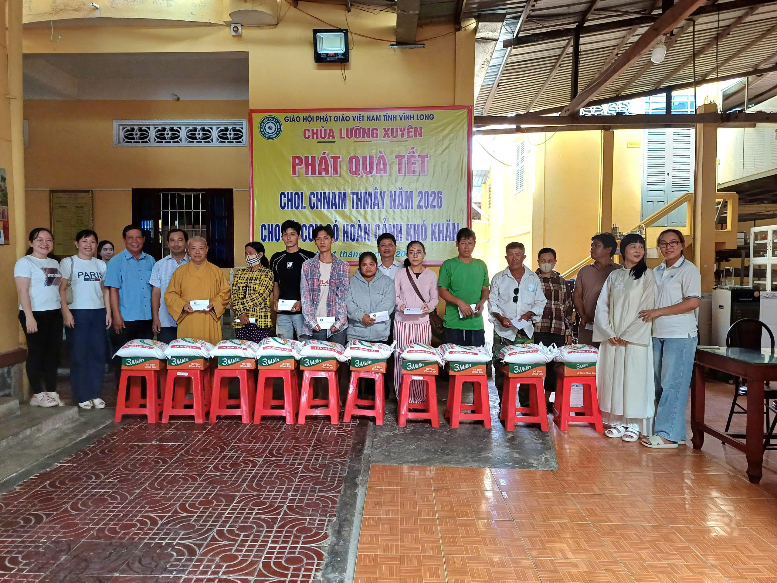 Đảng Uỷ, HĐND, Ủy ban nhân dân, Ủy ban mặt trận Tổ Quốc Việt Nam phường Trà Vinh phối hợp Hội chữ thập đỏ tỉnh Vĩnh Long; chùa Lưỡng Xuyên tặng quà dịp Tết cổ truyền Chôl Chnăm Thmây 