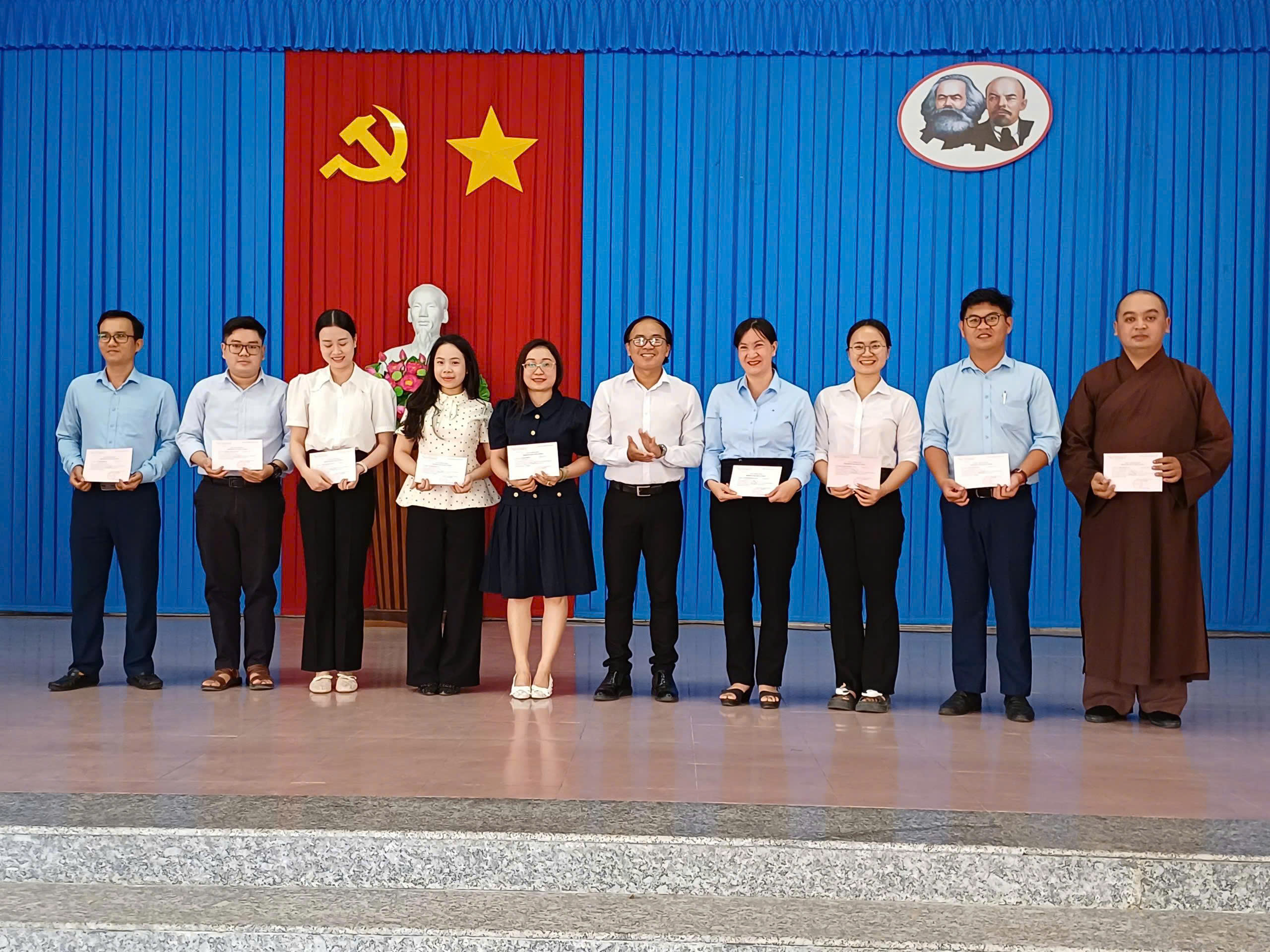 Trung tâm Chính trị Phường Trà Vinh bế giảng lớp bồi dưỡng nhận thức về Đảng, khoá I năm 2026