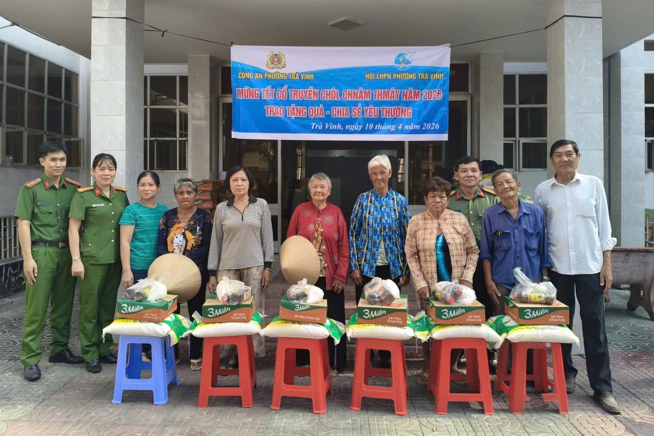 CÔNG AN PHƯỜNG TRÀ VINH TẶNG QUÀ NHÂN DỊP TẾT CỔ TRUYỀN CHÔL CHNAM THMÂY 