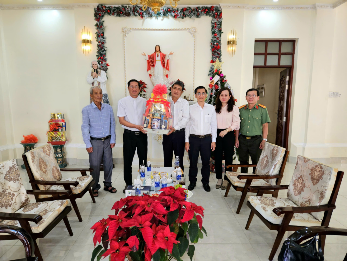 Đảng ủy phường Trà Vinh thăm, chúc mừng Lễ Giáng sinh năm 2025