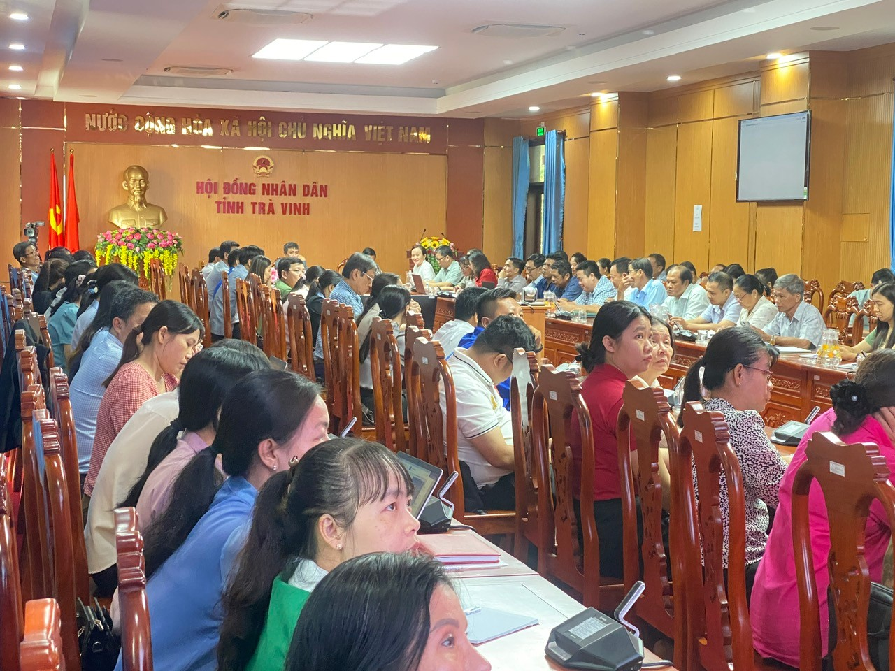 Phường Trà Vinh tổ chức hội nghị trực tuyến về việc tập huấn ứng dụng “ Sổ tay đảng viên điện tử”.