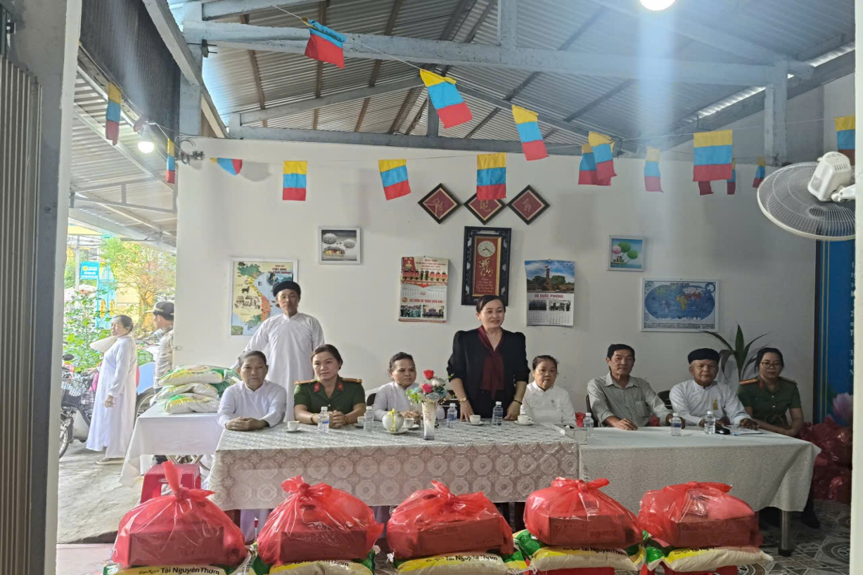 CÔNG AN PHƯỜNG TRÀ VINH, PHƯỜNG NGUYỆT HÓA PHỐI HỢP TẶNG QUÀ NHÂN NGÀY HỘI ĐẠI ĐOÀN KẾT TOÀN DÂN TỘC NĂM 2025