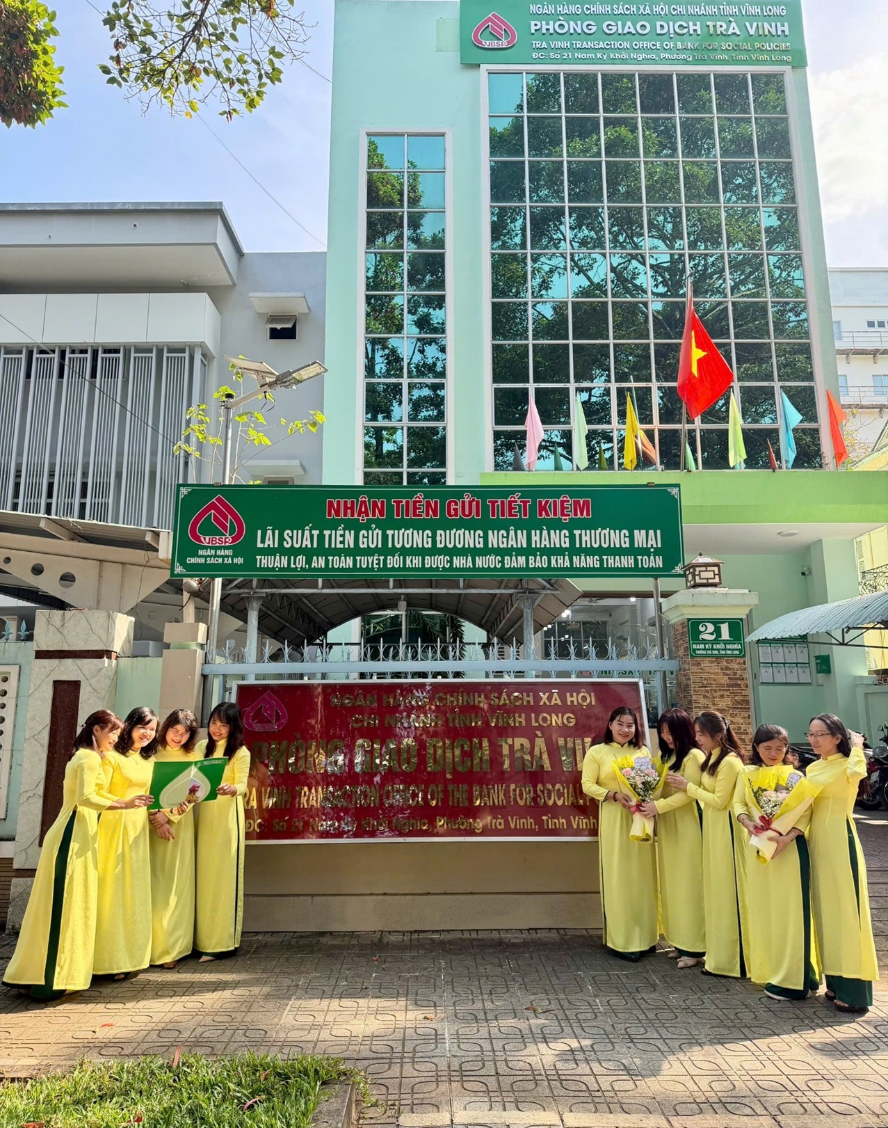 NỮ CÁN BỘ, NGƯỜI LAO ĐỘNG PHÒNG GIAO DỊCH NGÂN HÀNG CHÍNH SÁCH XÃ HỘI TRÀ VINH HƯỞNG ỨNG “TUẦN LỄ ÁO DÀI” NĂM 2026