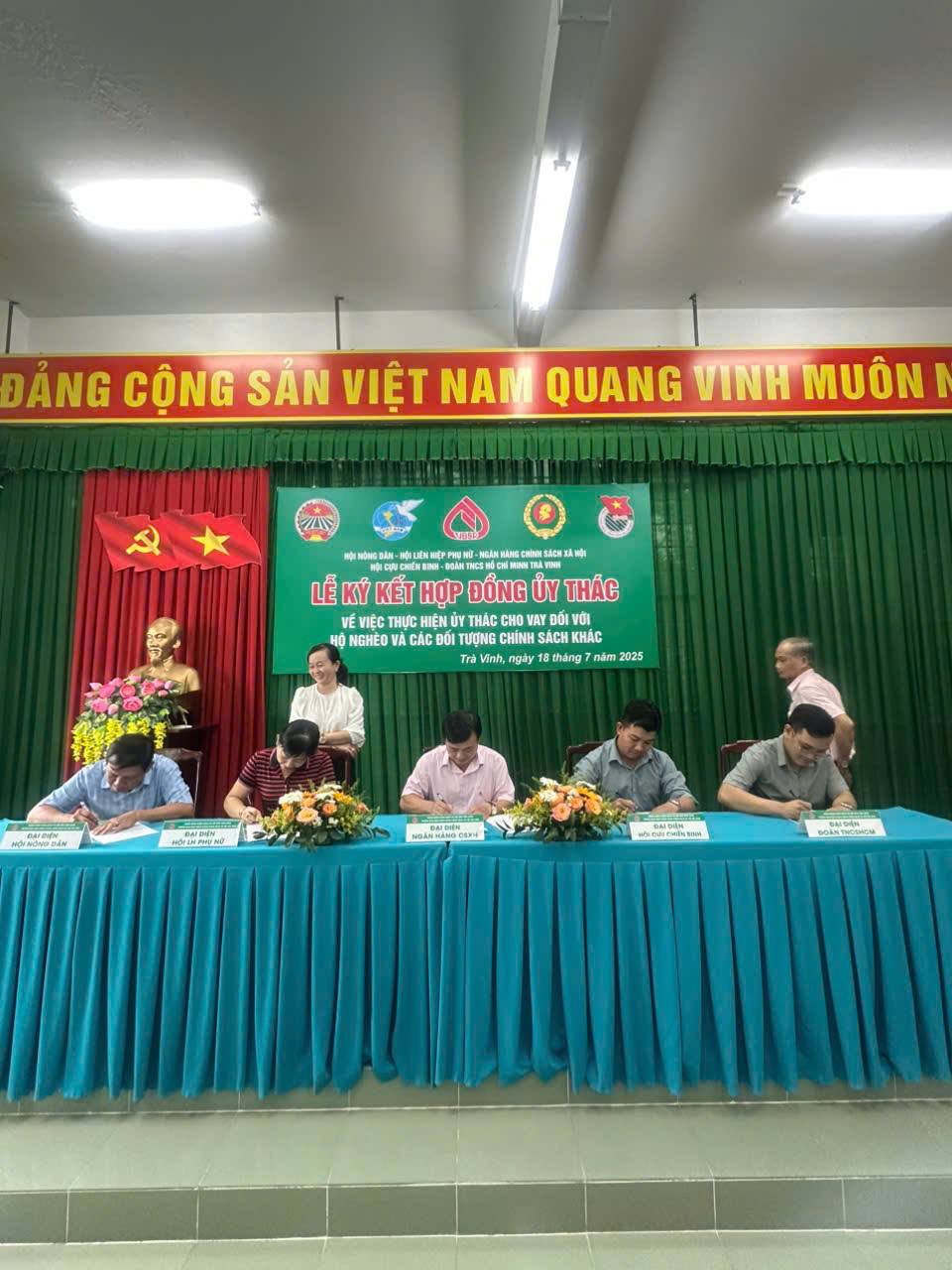 Hội nghị ký kết hợp đồng ủy thác giữa Phòng giao dịch NHCSXH Trà Vinh với các Tổ chức Chính trị - Xã hội phường Trà Vinh