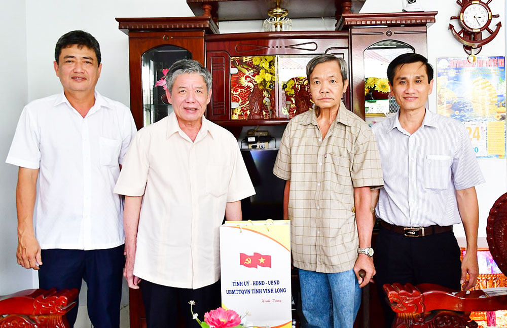 Bí thư Tỉnh ủy Ngô Chí Cường thăm, tặng quà gia đình chính sách tại xã Càng Long và phường Trà Vinh