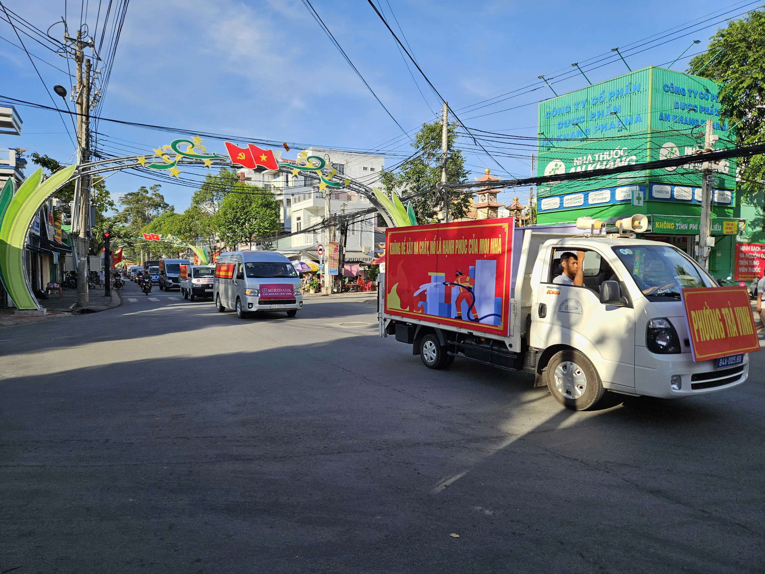 Đảng ủy phường Trà Vinh tổ chức trao tặng, truy tặng huy hiệu Đảng đợt 02/9/2025