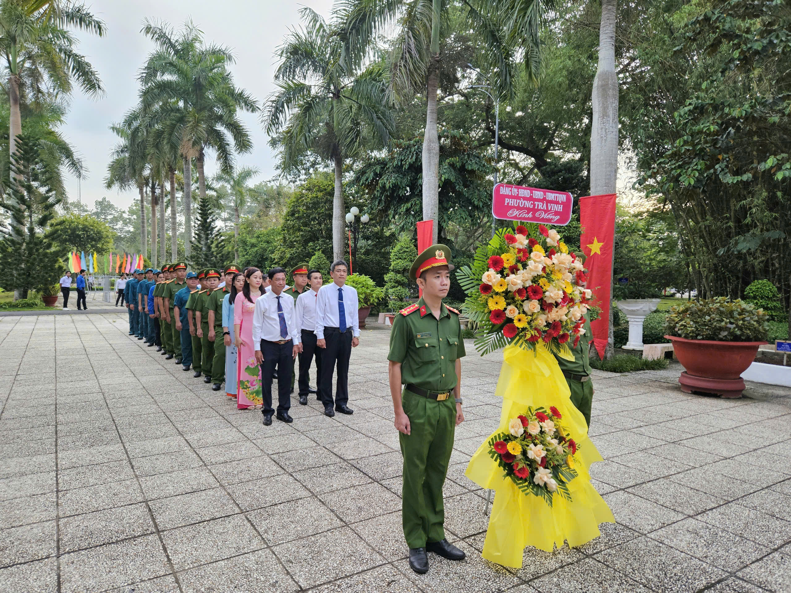 Đảng uỷ - HĐND – UBND – UBMTTQ Việt Nam phường Trà Vinh viếng Đền thờ Bác Hồ và Nghĩa trang liệt sỹ tỉnh