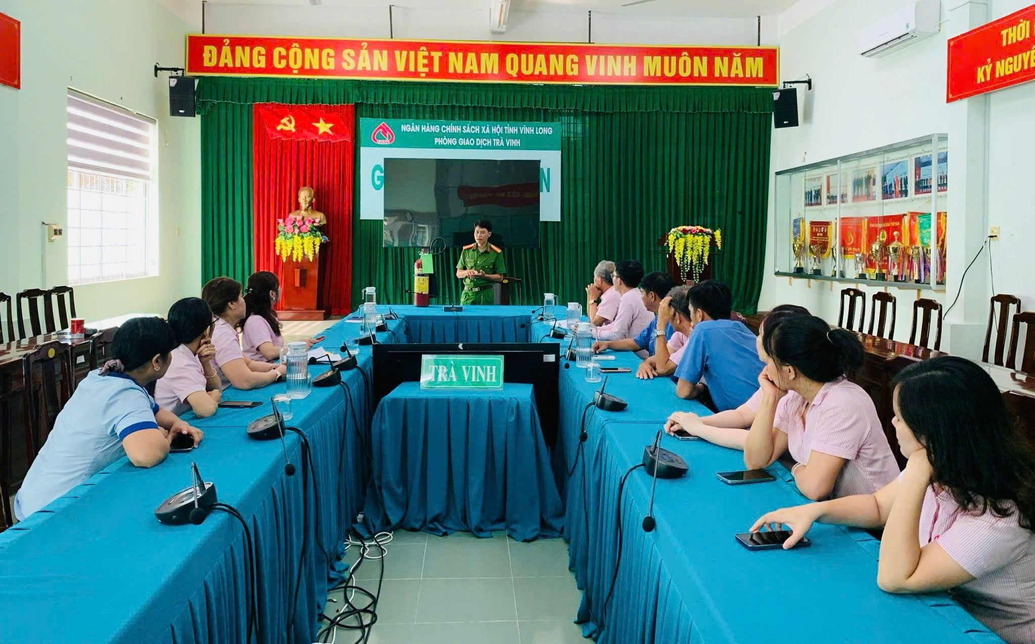 Phòng giao dịch Ngân hàng Chính sách xã hội Trà Vinh phối hợp với phòng Cảnh sát Phòng cháy chữa cháy và cứu nạn cứu hộ thực tập phương án chữa cháy và cứu nạn cứu hộ tại đơn vị.