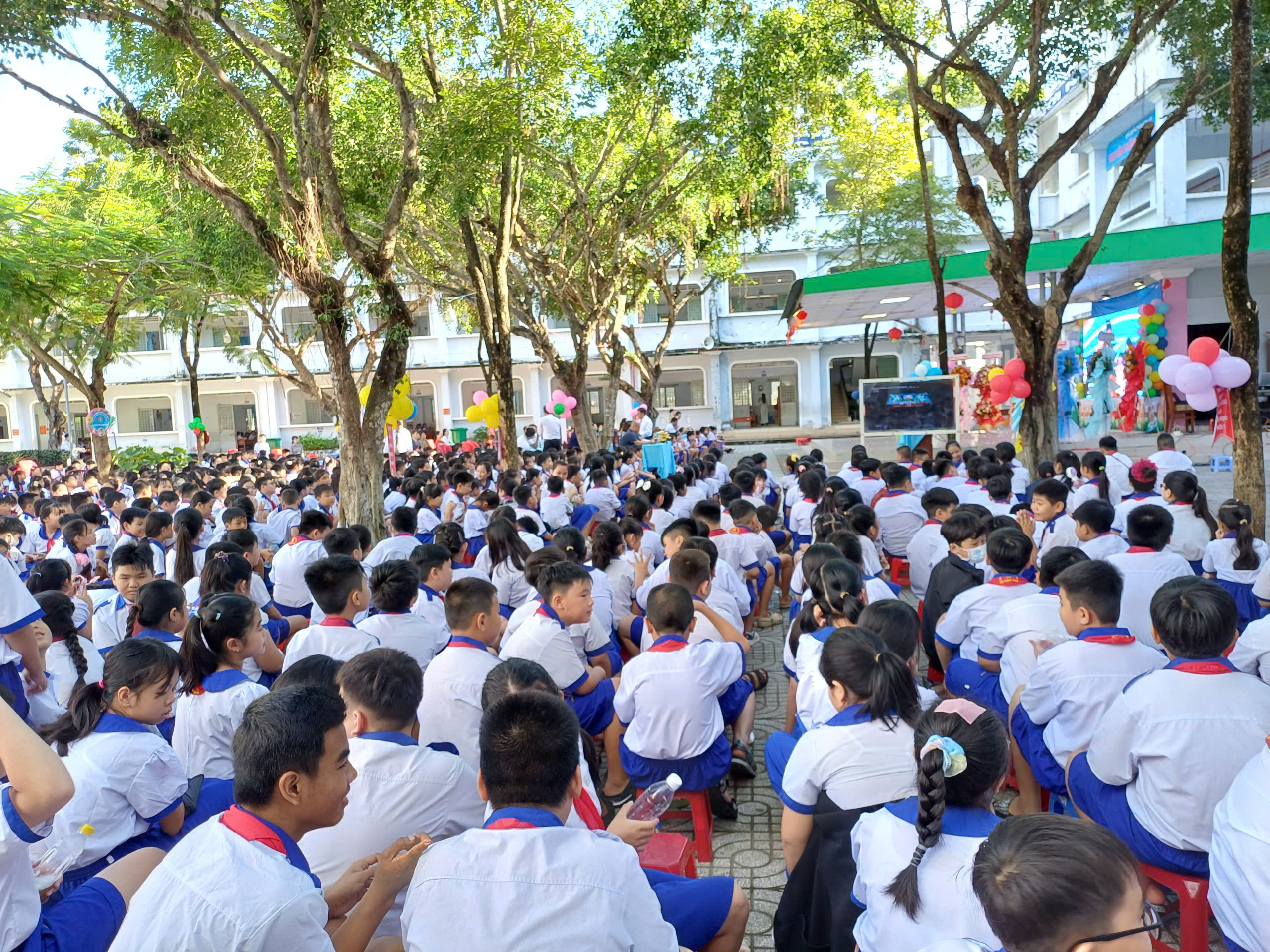 Giáo dục - Đồng chí Nguyễn Trường Hoà-Phó Bí thư thường trực Đảng uỷ phường Trà Vinh dự lễ khai giảng năm học 2025-2026 tại trường Tiểu học Lê Văn Tám
