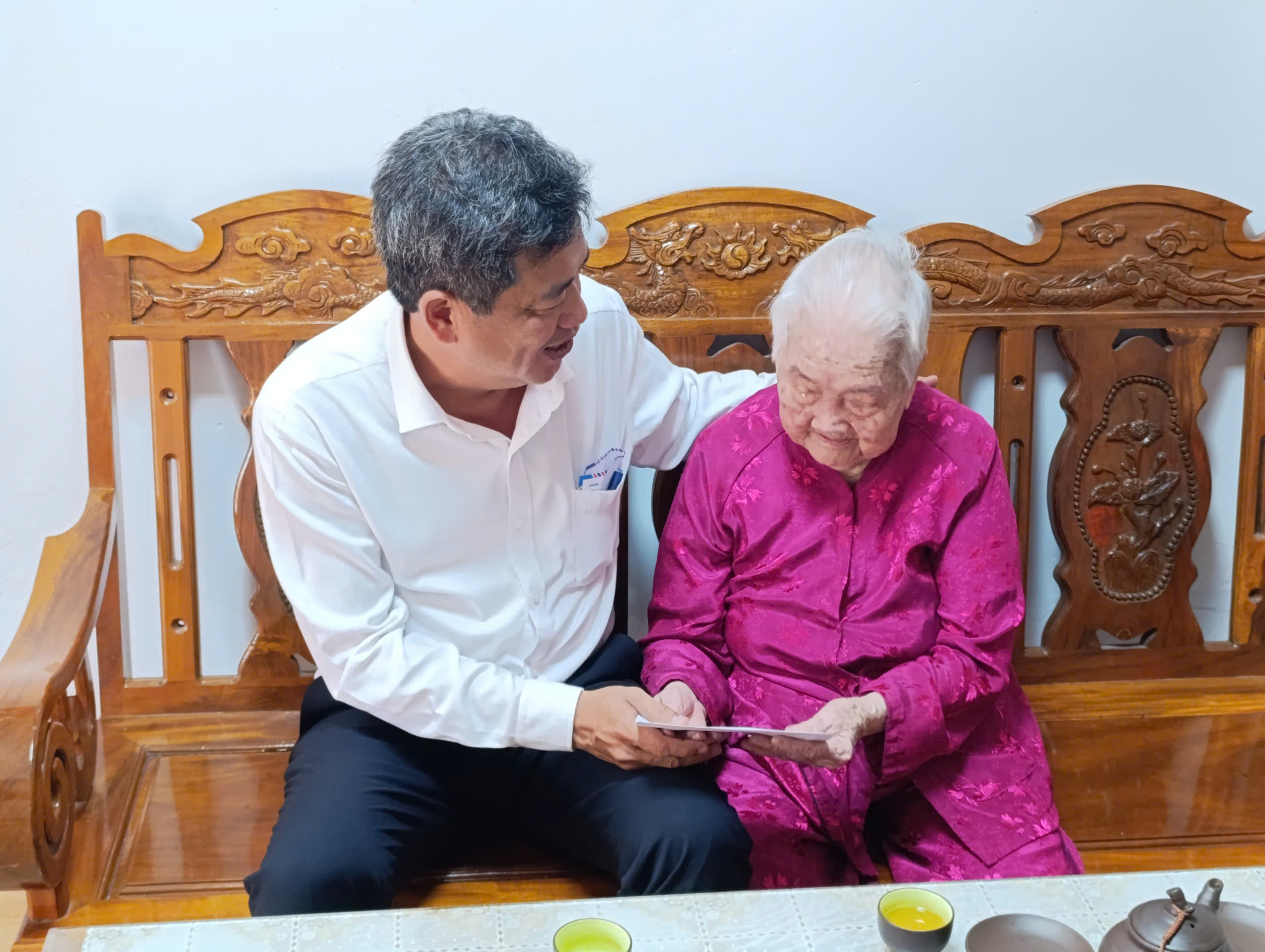 Lãnh đạo Đảng ủy - UBND phường Trà Vinh thăm, tặng quà gia đình chính sách nhân kỷ niệm 78 năm ngày Thương binh - Liệt sĩ (27/7/1947-27/7/2025)
