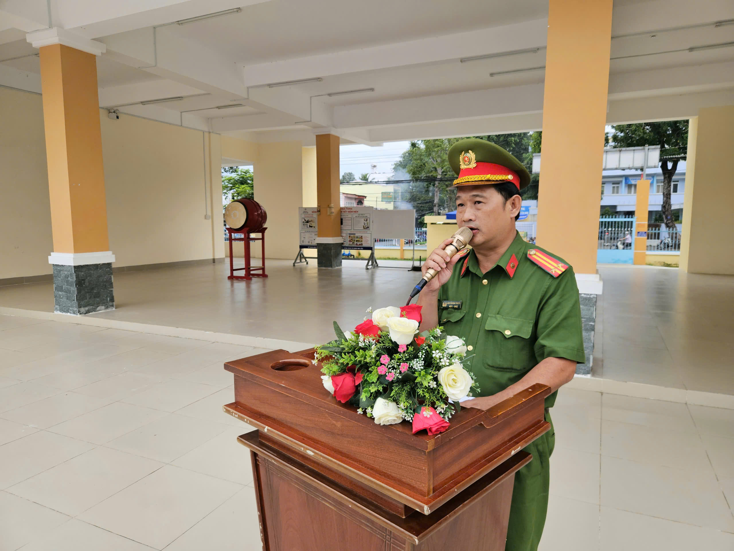 Công an phường Trà Vinh tuyên truyền về định danh điện tử tại trường THPT Phạm Thái Bường