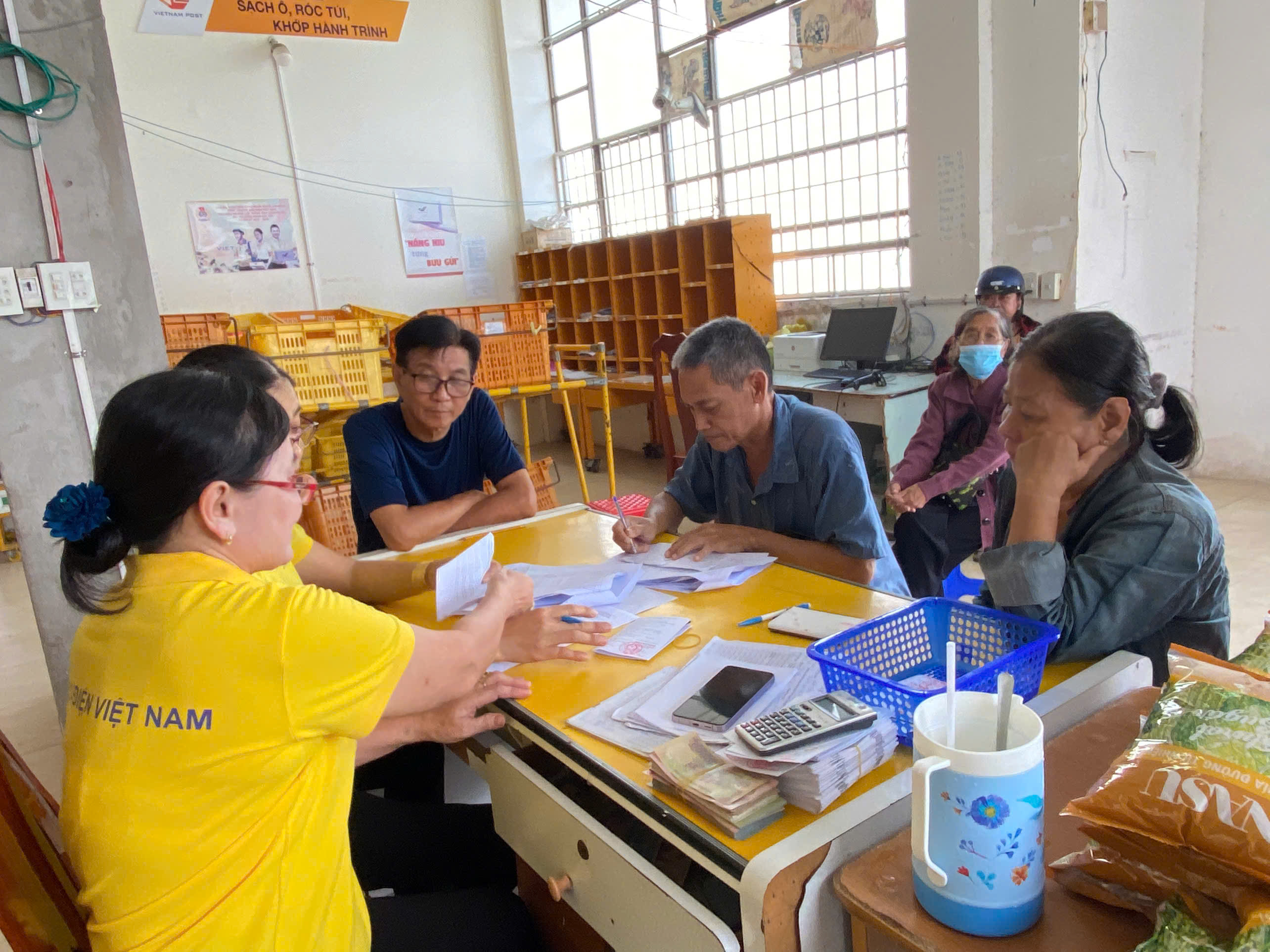 Phường Trà Vinh thực hiện chi trả Chính sách trợ giúp xã hội tháng 7, 8, 9/2025