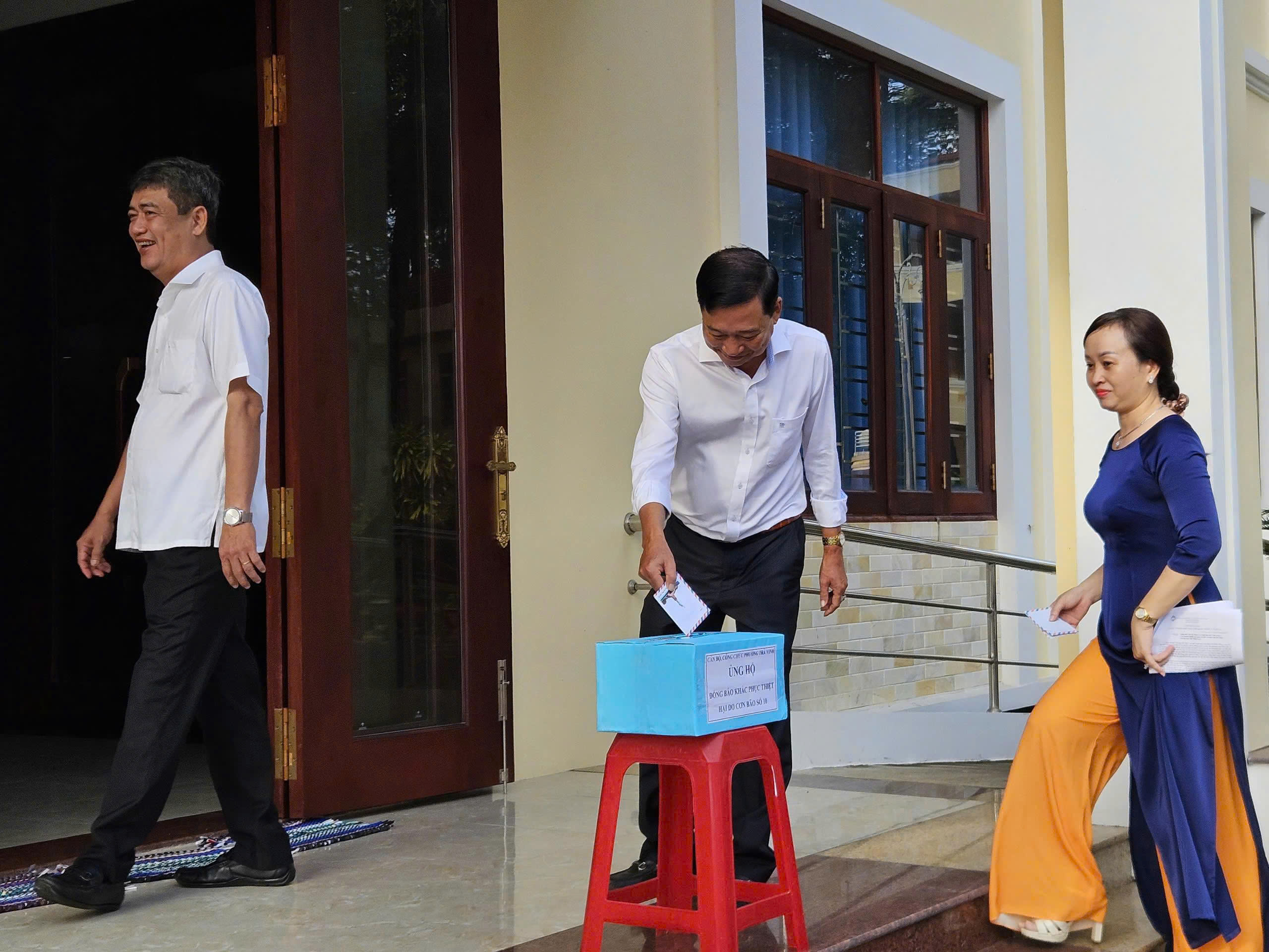 Đảng ủy, HĐND, UBND, Ủy ban MTTQ Việt Nam phường Trà Vinh tổ chức Lễ chào cờ và phát động ủng hộ đồng bào bị ảnh hưởng cơn bão số 10